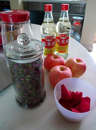 Rose Apple Vinegar Drink Recipe step 1: Choose an unopened fresh rose. Remove the outer petals and keep the clean inner