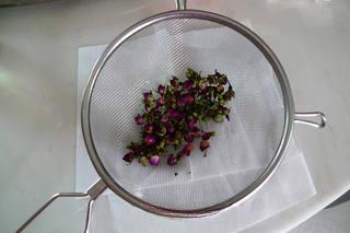 Rose Apple Vinegar Drink Recipe step 3: Quickly blanch the dried rose buds in boiling water and drain thoroughly.