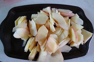 Rose Apple Vinegar Drink Recipe step 4: Wash the apples with salt, rinse well, and slice them thinly.