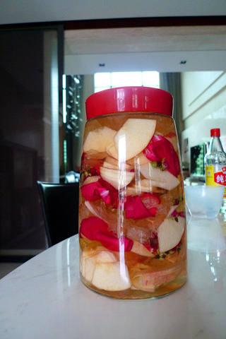 Rose Apple Vinegar Drink Recipe step 5: Layer the apple slices, rock sugar, dried rose buds, and fresh rose petals in a