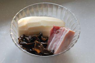 Lotus Root and Pork Stir-Fry step 1: Peel the lotus root. Soak the wood ear mushrooms until softened, rinse well, and