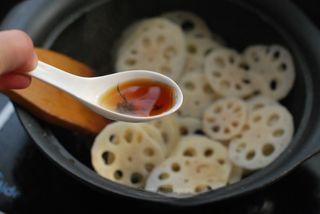 Lotus Root and Pork Stir-Fry step 10: Add 1 tablespoon of vinegar.