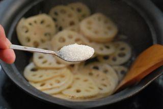 Lotus Root and Pork Stir-Fry step 11: Add 1 tablespoon of sugar.