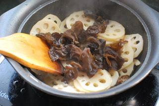 Lotus Root and Pork Stir-Fry step 14: Add the wood ear mushrooms.
