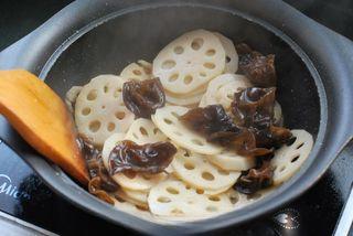 Lotus Root and Pork Stir-Fry step 15: Stir-fry over high heat until everything is evenly combined.