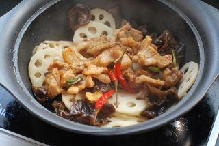 Lotus Root and Pork Stir-Fry step 16: Return the pork to the wok and stir-fry briefly until heated through.