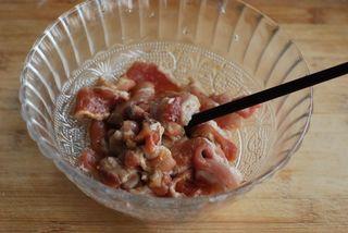 Lotus Root and Pork Stir-Fry step 2: Slice the pork thinly and marinate with cooking wine, light soy sauce, salt, Sic