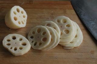 Lotus Root and Pork Stir-Fry step 3: Slice the lotus root into thin rounds.