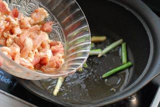 Lotus Root and Pork Stir-Fry step 6: Add the marinated pork slices.