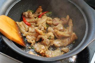 Lotus Root and Pork Stir-Fry step 7: Stir-fry until the pork changes color.