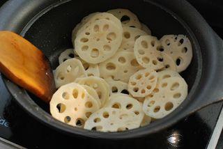 Lotus Root and Pork Stir-Fry step 9: Add the lotus root slices to the wok.